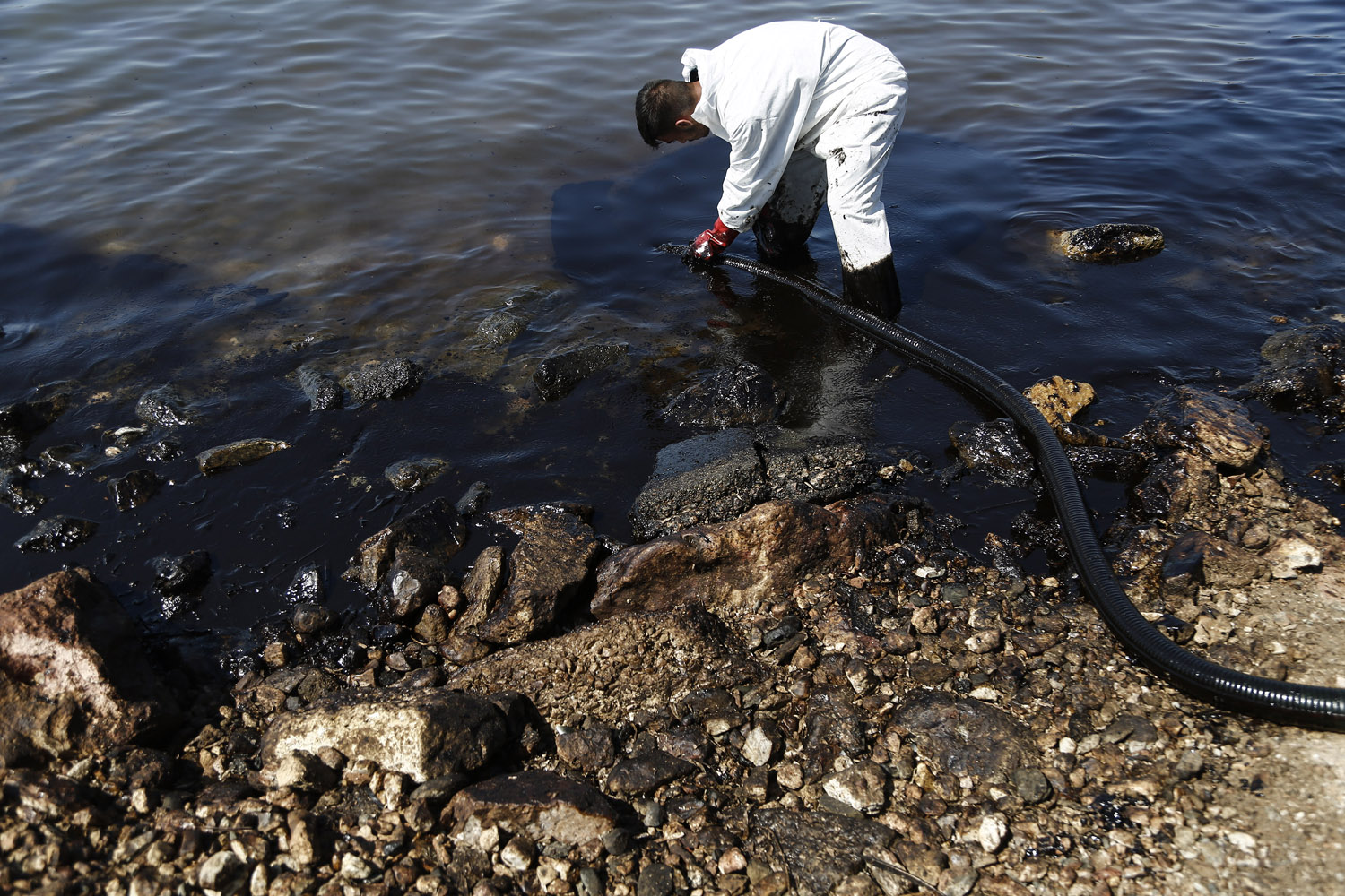 Очистка воды от нефти. Разлив нефти в Керченском проливе 2007. Загрязнение воды нефтепродуктами. Водоемы покрытые нефтью. Вода загрязненная нефтью.