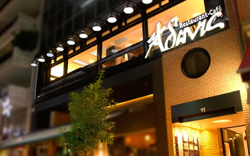 Δεν πάει στον Άδωνι για καφέ;