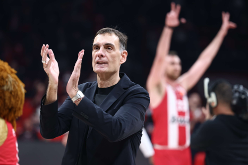 Ο Μπαρτζώκας το διασκεδάζει... 