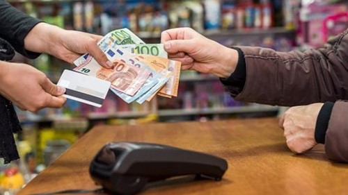 Κάρτα ή μετρητά; 