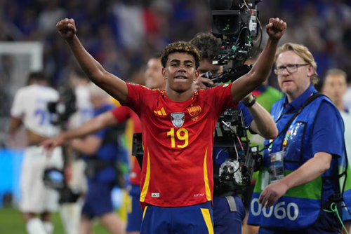 O νέος είναι ωραίος