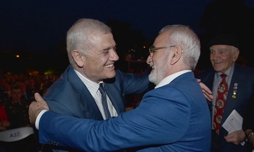 Ολοι μαζί μπορούμε...