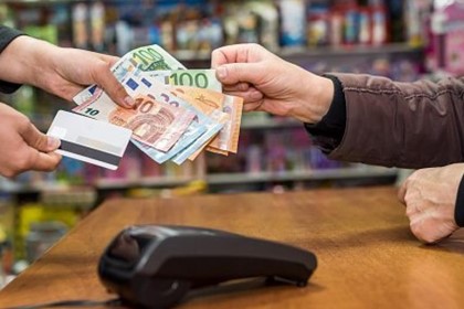 Κάρτα ή μετρητά; 