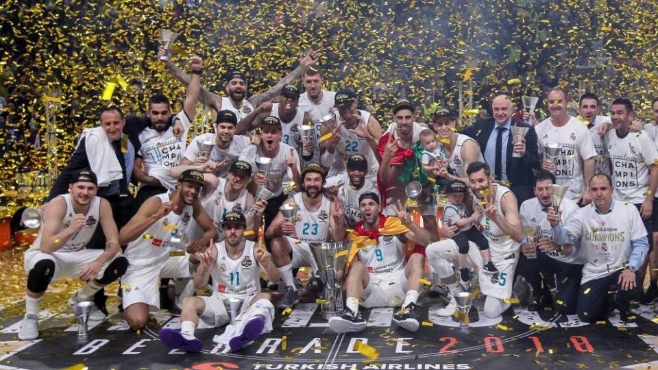 Ας υποκλιθούμε στη Βασίλισσα...